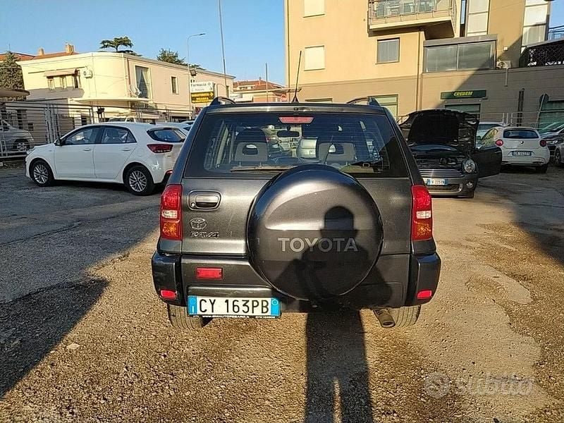 Usata Toyota RAV4 Sol 115 CV (84 kW) 2005 Grigio SUV