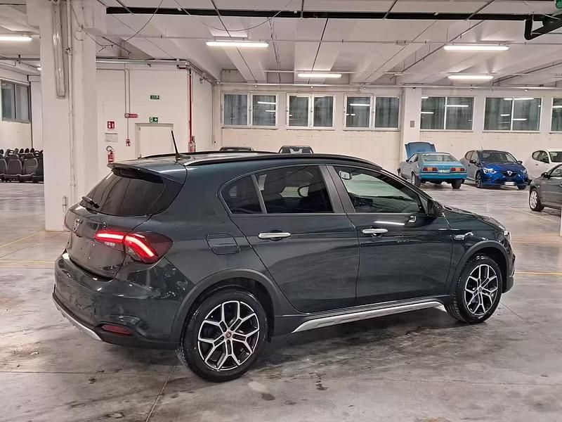 Usata Fiat Tipo Cross 99 CV (72 kW) 2023 Verde Berlina