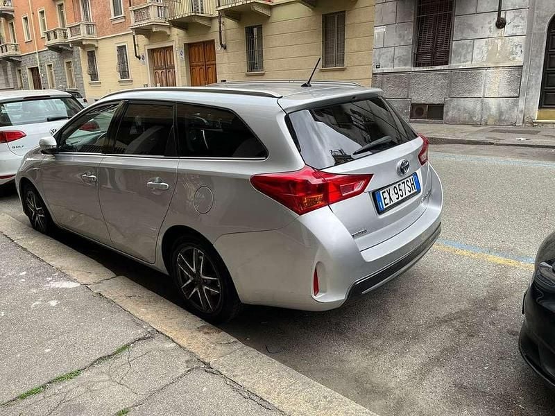 Usata Toyota Auris Hybrid Active 99 CV (72 kW) 2014 Grigio Station wagon