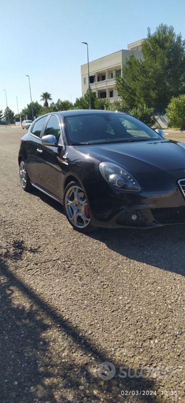Usata 2010 Alfa Romeo Giulietta Due volumi | 11.000 € (Ottimo prezzo) - Immagine 1/4