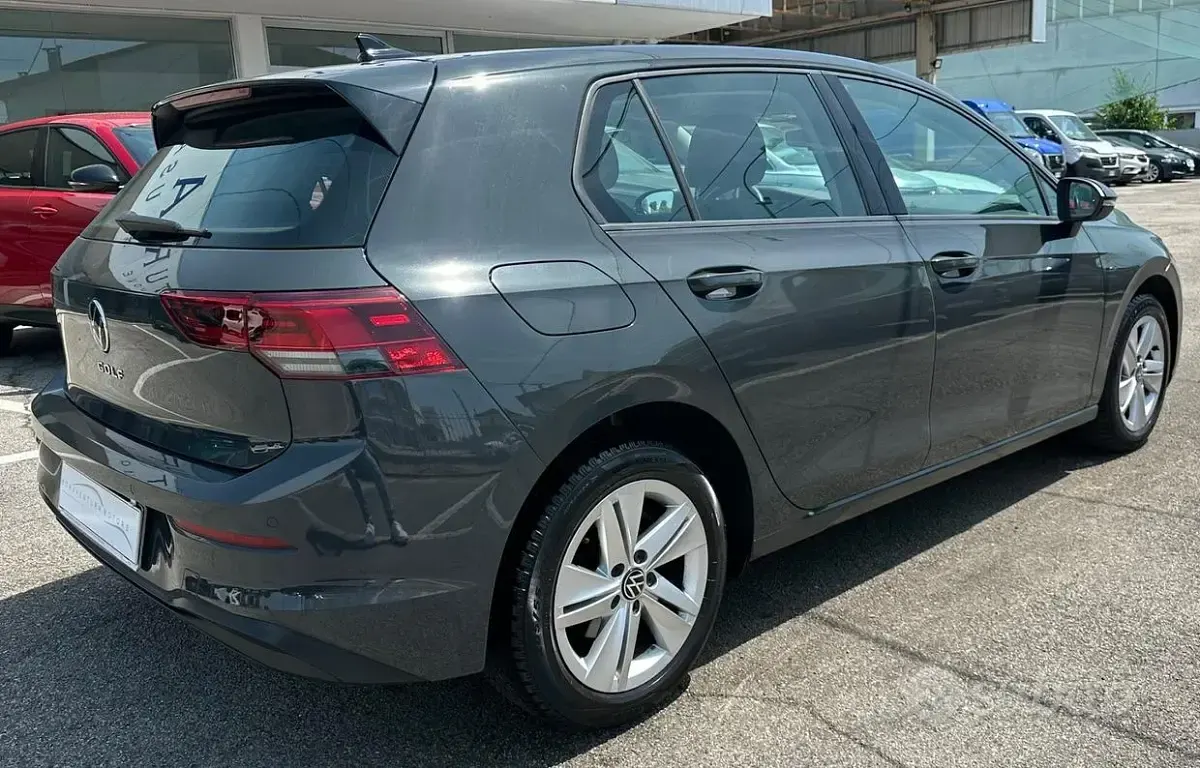 Usata VW Golf VIII Life 110 CV (80 kW) 2022 Grigio Berlina
