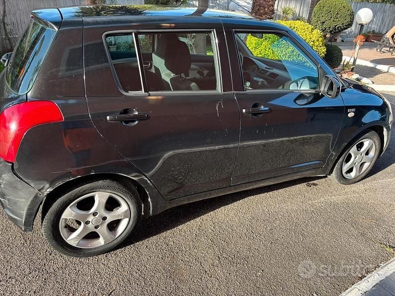 Begagnad Suzuki Swift 75 HK (55 kW) 2008 Svart Halvkombi