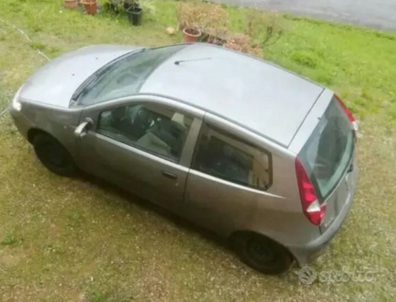 Grigio Usata 2004 Fiat Punto Due volumi | 2000 € (Cara) - Immagine 1/4