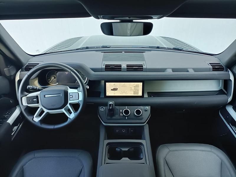 Usata Land Rover Defender SE 200 CV (147 kW) 2023 Santorini black SUV