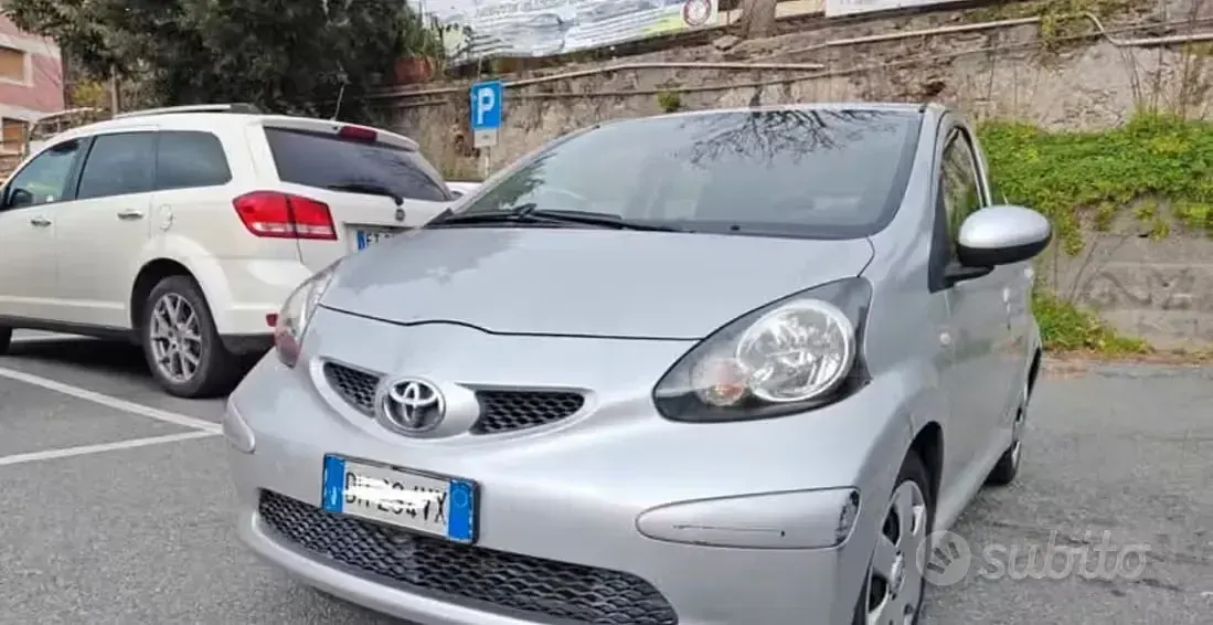 Usata Toyota Aygo 68 CV (50 kW) 2007 Grigio Utilitaria