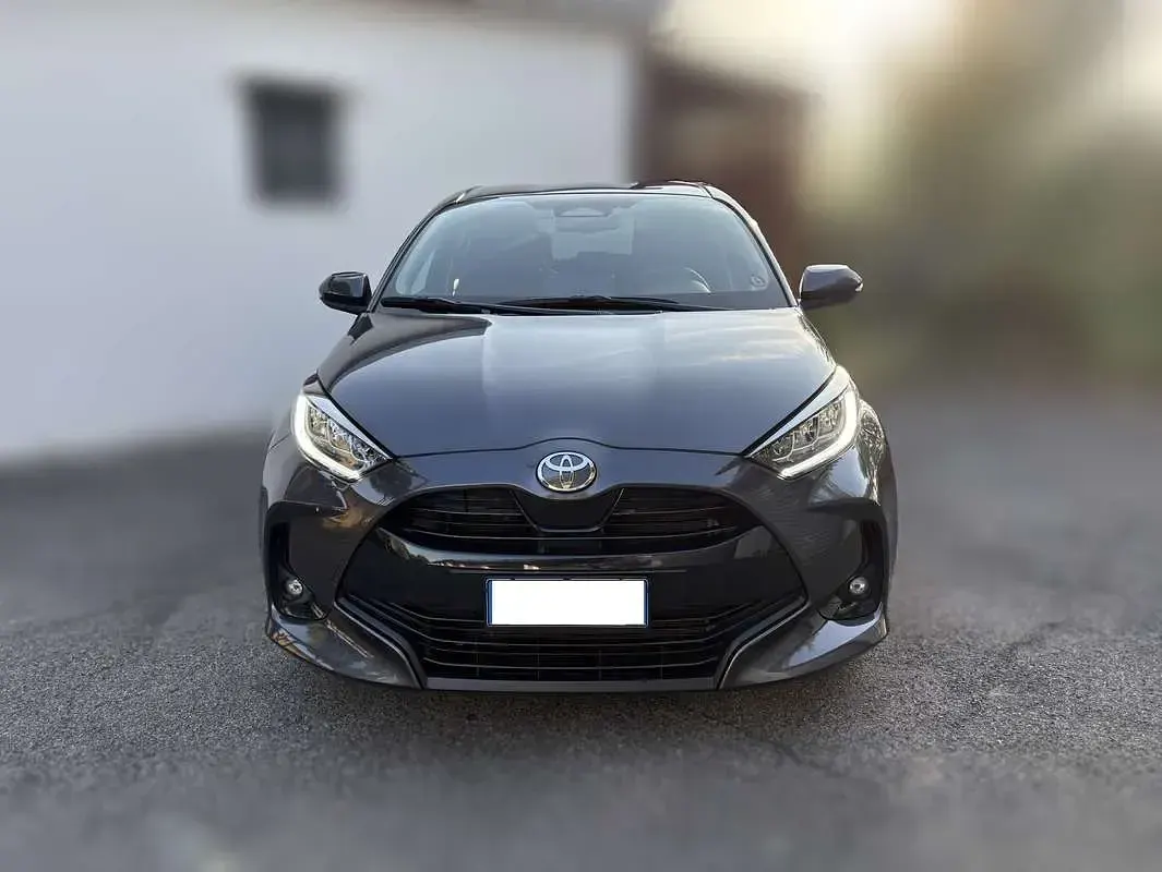 Usata Toyota Yaris Hybrid Trend 92 CV (67 kW) 2024 Grigio Berlina