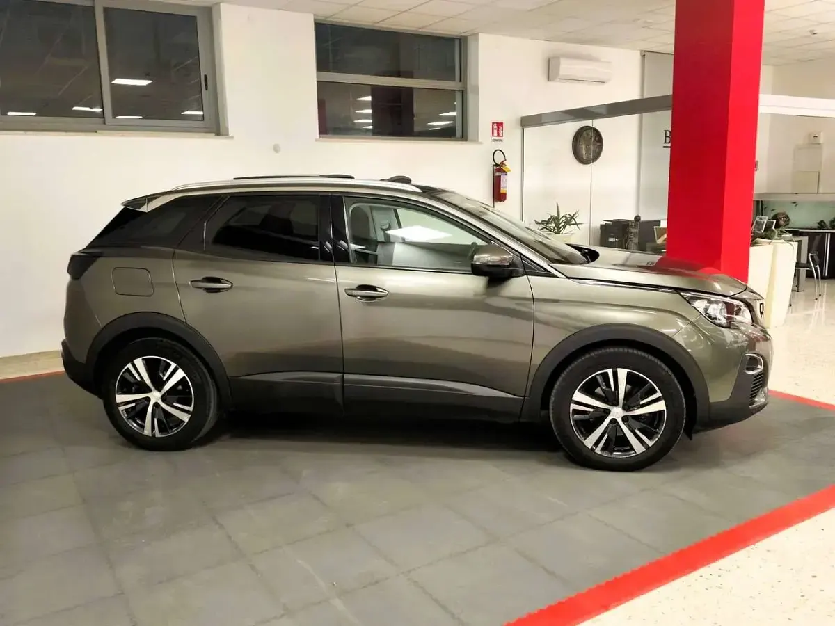 Usata Peugeot 3008 Allure 131 CV (96 kW) 2020 Verde SUV