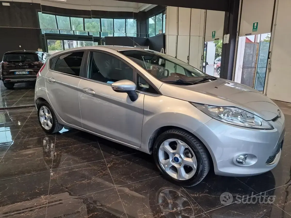 Usata Ford Fiesta 97 CV (71 kW) 2011 Grigio Berlina