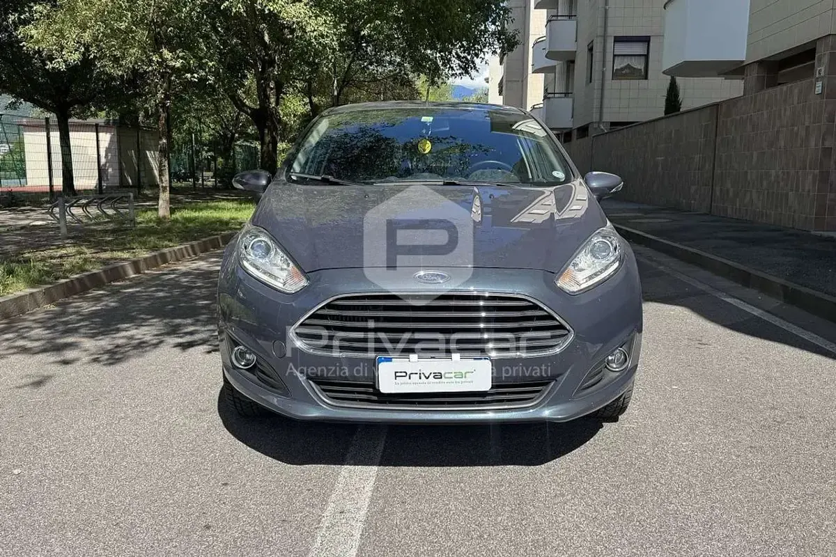 Usata Ford Fiesta Titanium 101 CV (74 kW) 2013 Grigio Utilitaria