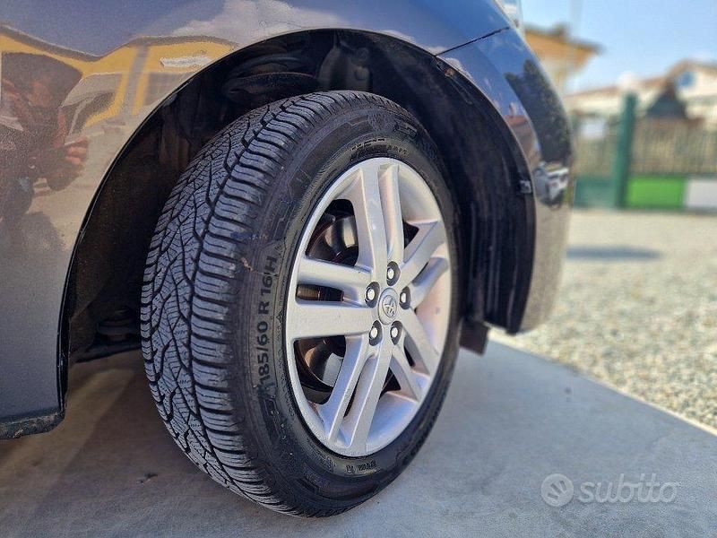 Usata Toyota Verso-S 90 CV (66 kW) 2011 Grigio scuro Monovolume