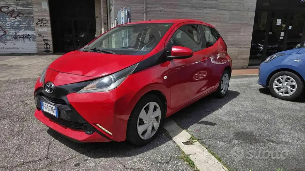 Usado Toyota Aygo X-clusiv 69 HP (50 kW) 2016 Vermelho Citadino