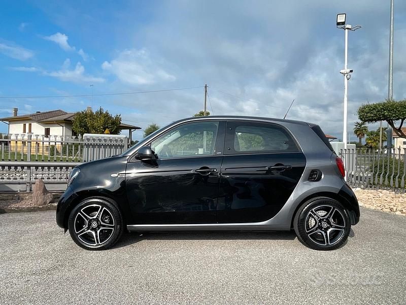 Begagnad Smart ForFour Passion 90 HK (66 kW) 2018 Svart Halvkombi