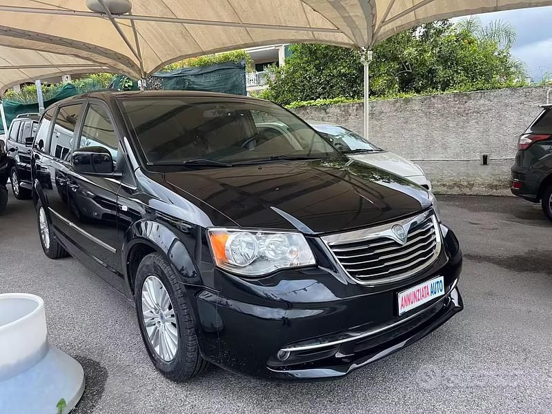 Usata Lancia Voyager Gold 163 CV (119 kW) 2012 Nero Monovolume