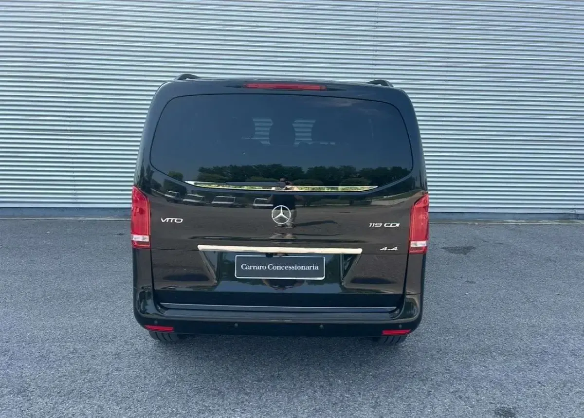 Usata Mercedes Vito 190 CV (139 kW) 2023 Nero metallizzato Furgone