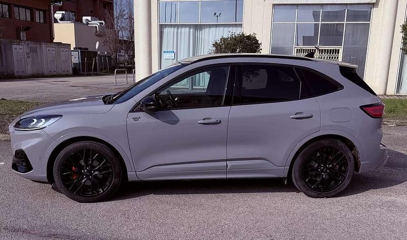 Usata Ford Kuga 152 CV (111 kW) 2023 Grigio SUV