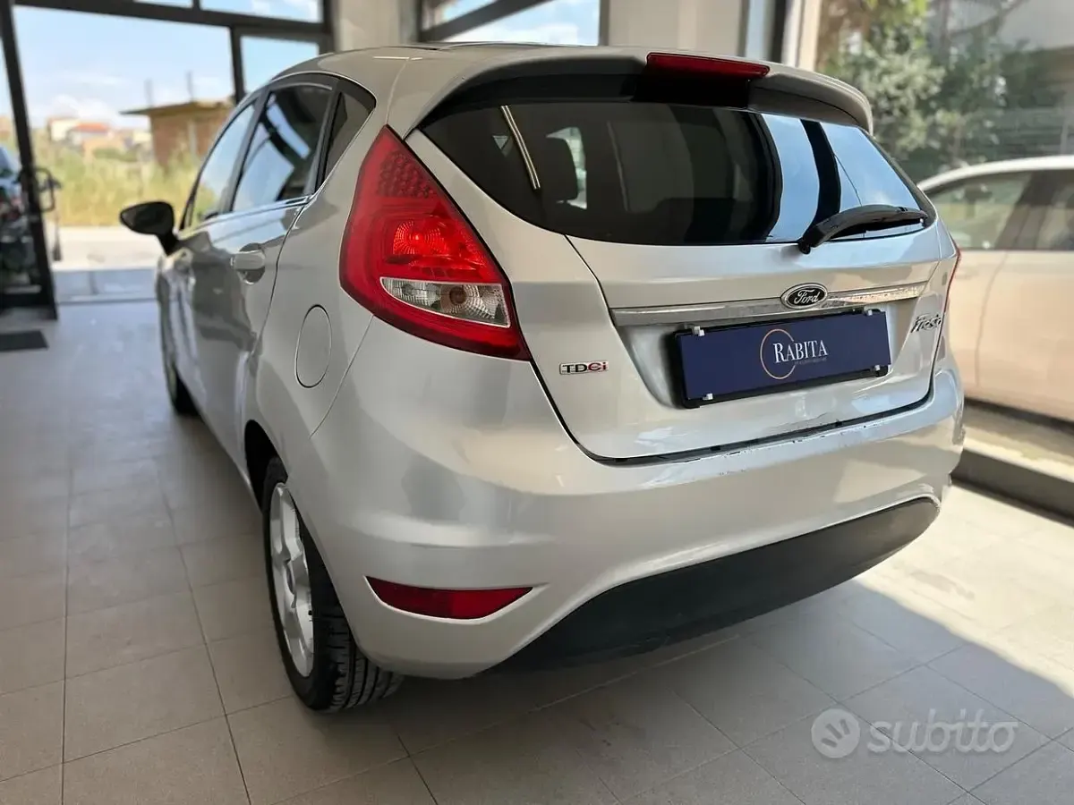 Usata Ford Fiesta Titanium 70 CV (51 kW) 2011 Grigio Berlina