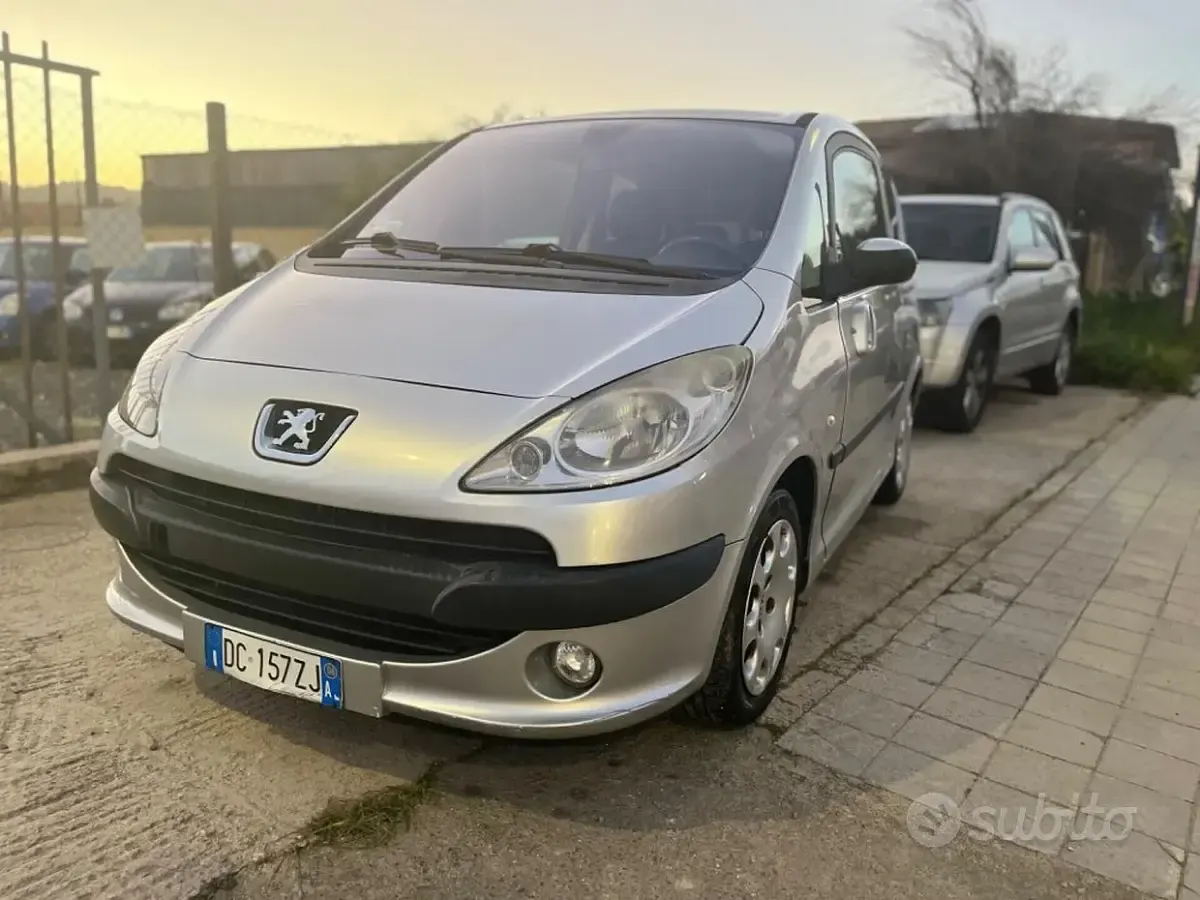 Occasion Peugeot 1007 68 PK (50 kW) 2006 Grijs MPV