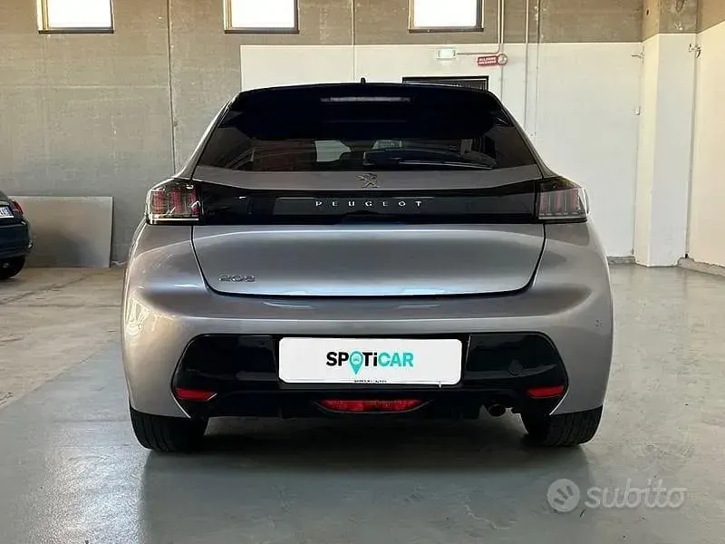 Usata Peugeot 208 Allure 101 CV (74 kW) 2023 Grigio Utilitaria