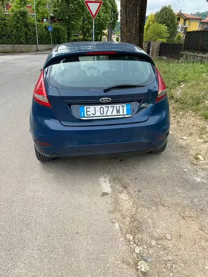 Usado Ford Fiesta 60 HP (44 kW) 2011 Azul Sedan
