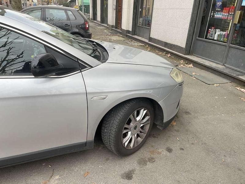 Usata Lancia Delta 120 CV (88 kW) 2013 Argento Utilitaria