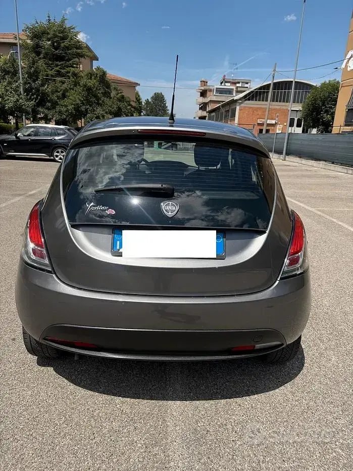 Usata Lancia Ypsilon Silver 69 CV (50 kW) 2014 Grigio Utilitaria