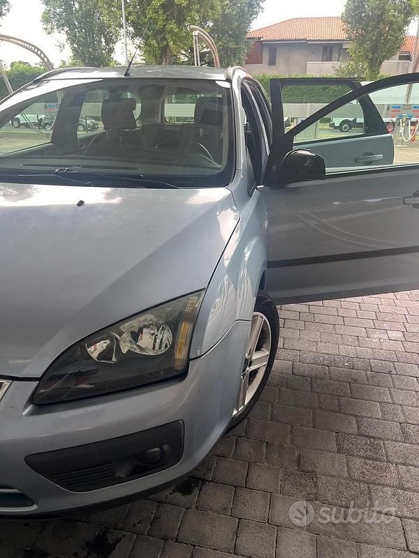 Blu Usata 2006 Ford Focus Ghia Station wagon | 1650 € (Ottimo prezzo) - Immagine 1/4