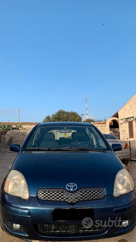 Usata Toyota Yaris 65 CV (47 kW) 2005 Blu Berlina
