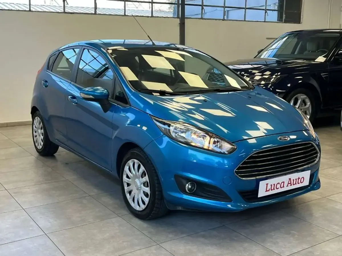 Usata Ford Fiesta 75 CV (55 kW) 2015 Azzurro Utilitaria