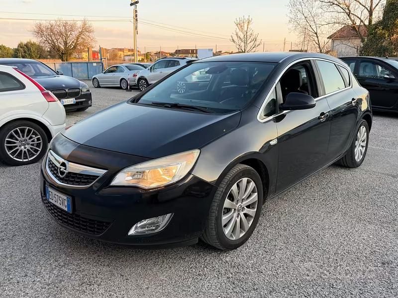 Usata Opel Astra 110 CV (80 kW) 2011 Nero Berlina
