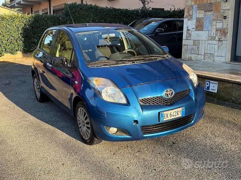 Usata Toyota Yaris Sol 101 CV (74 kW) 2011 Blu Utilitaria