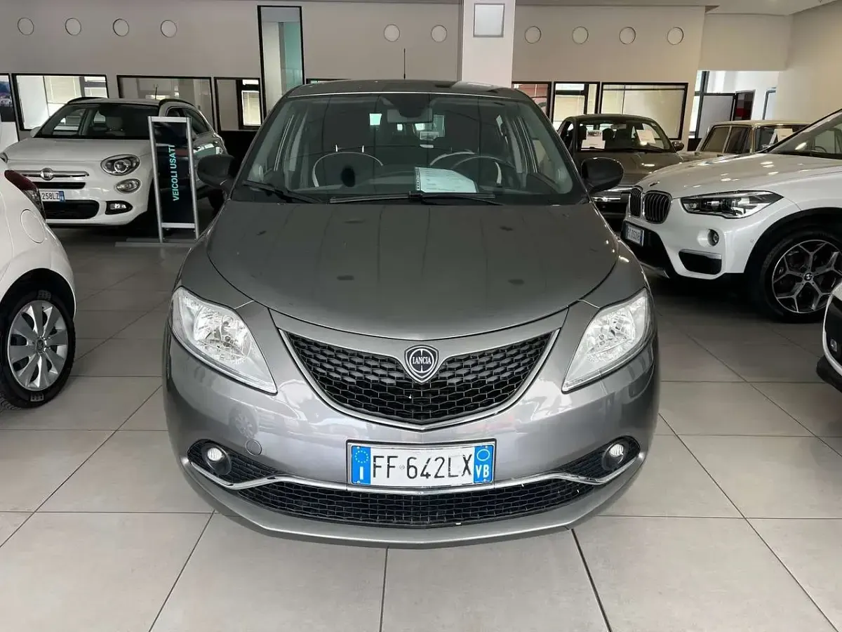 Usata Lancia Ypsilon Gold 86 CV (63 kW) 2017 Grigio intermedio Utilitaria