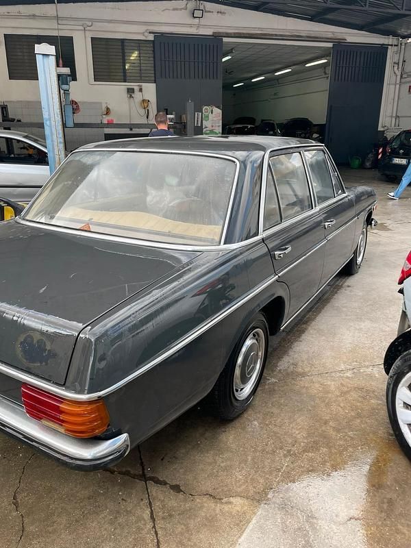 Usata Mercedes 220 104 CV (76 kW) 1972 Grigio