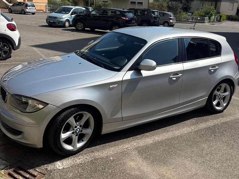 Usata BMW 118 143 CV (105 kW) 2010 Argento Utilitaria