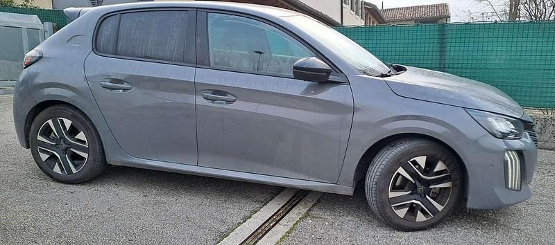 Usata Peugeot 208 Allure 101 CV (74 kW) 2024 Grigio Utilitaria
