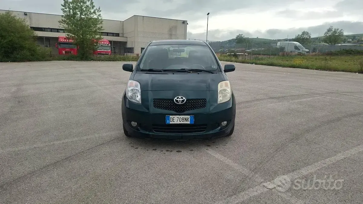 Usata Toyota Yaris 85 CV (62 kW) 2007 Verde Utilitaria