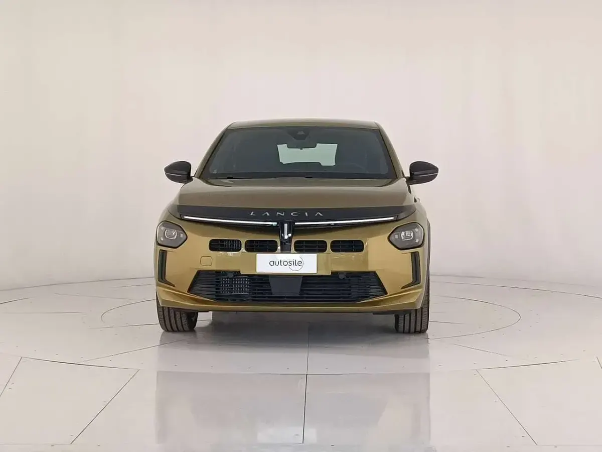 Usata Lancia Ypsilon 110 CV (80 kW) 2024 Vernice oro Utilitaria