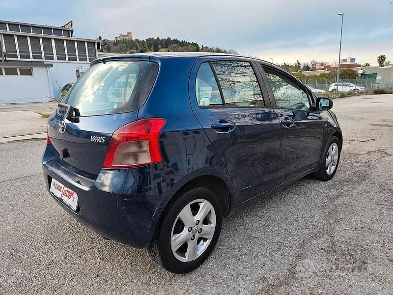 Usata Toyota Yaris Luna 90 CV (66 kW) 2006 Blu Utilitaria