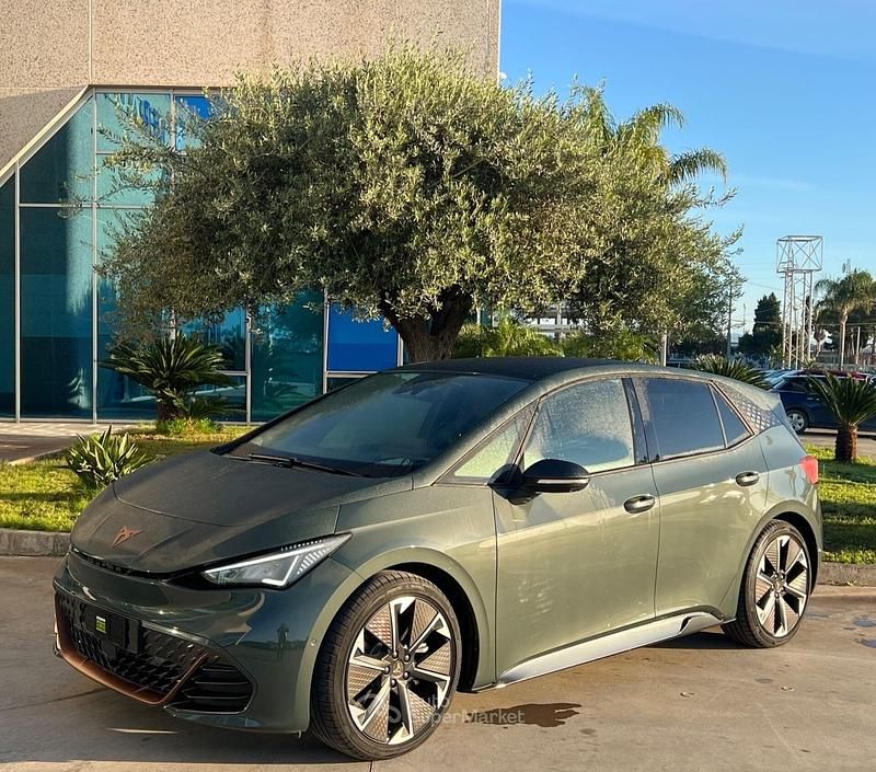 Nuova Cupra Born VZ 88 kW (121 CV) 2026 Oro Utilitaria