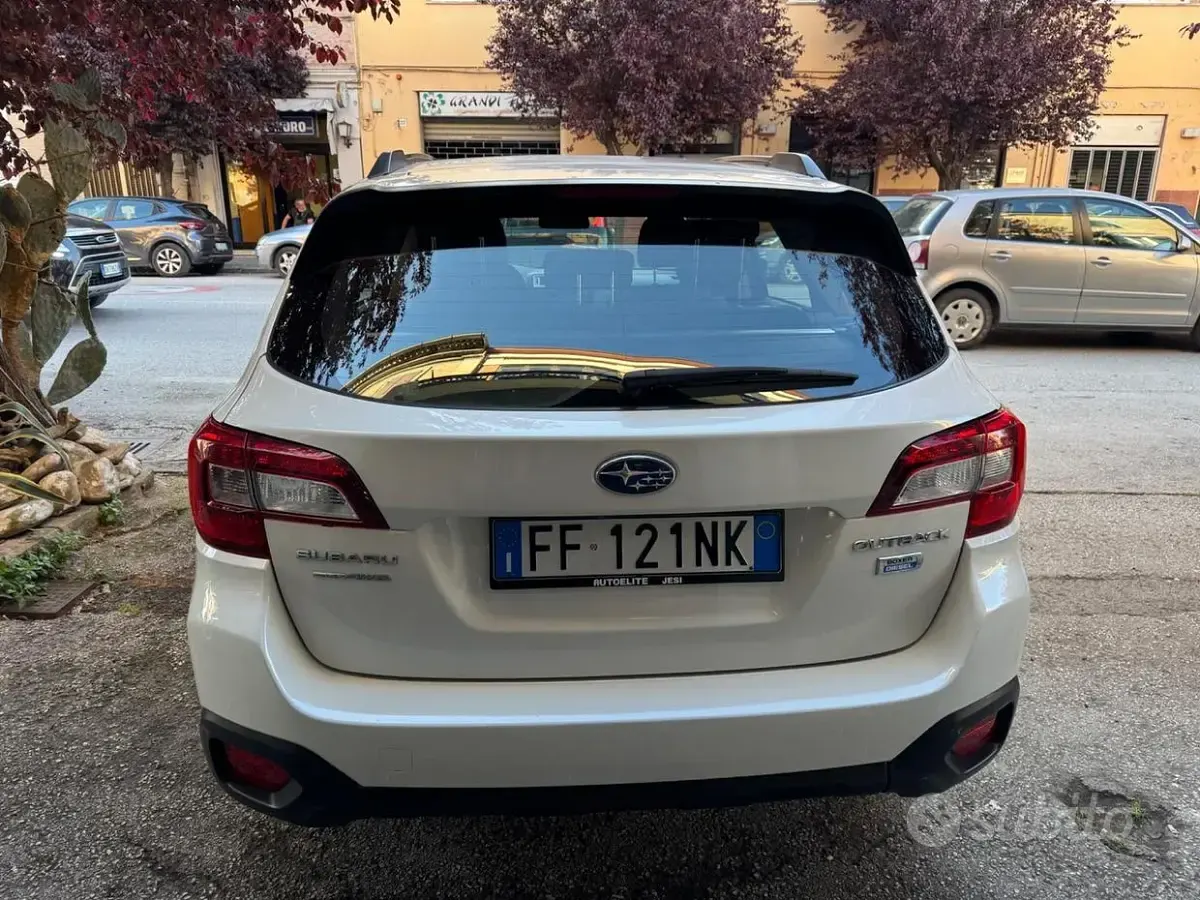 Usata Subaru Outback 150 CV (110 kW) 2016 Bianco Station wagon