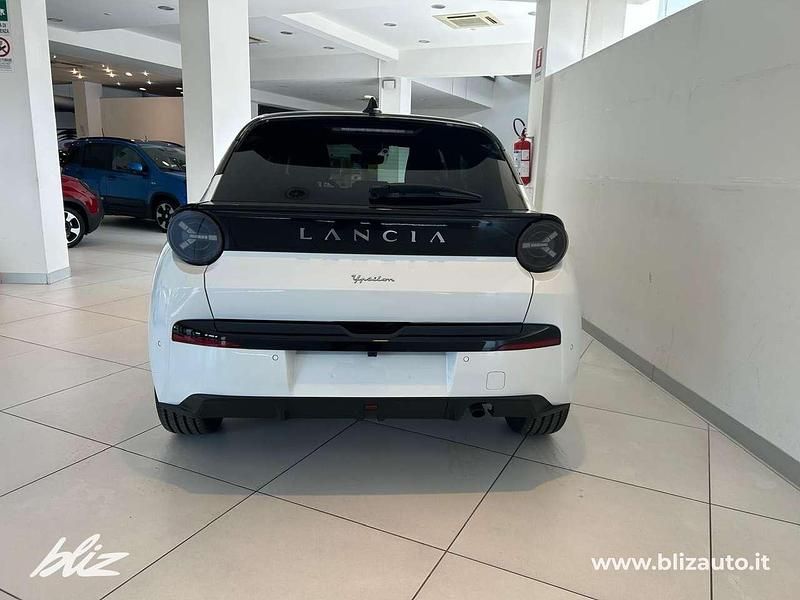 Nuova Lancia Ypsilon 110 CV (80 kW) 2026 Vernice bianco marmo Utilitaria