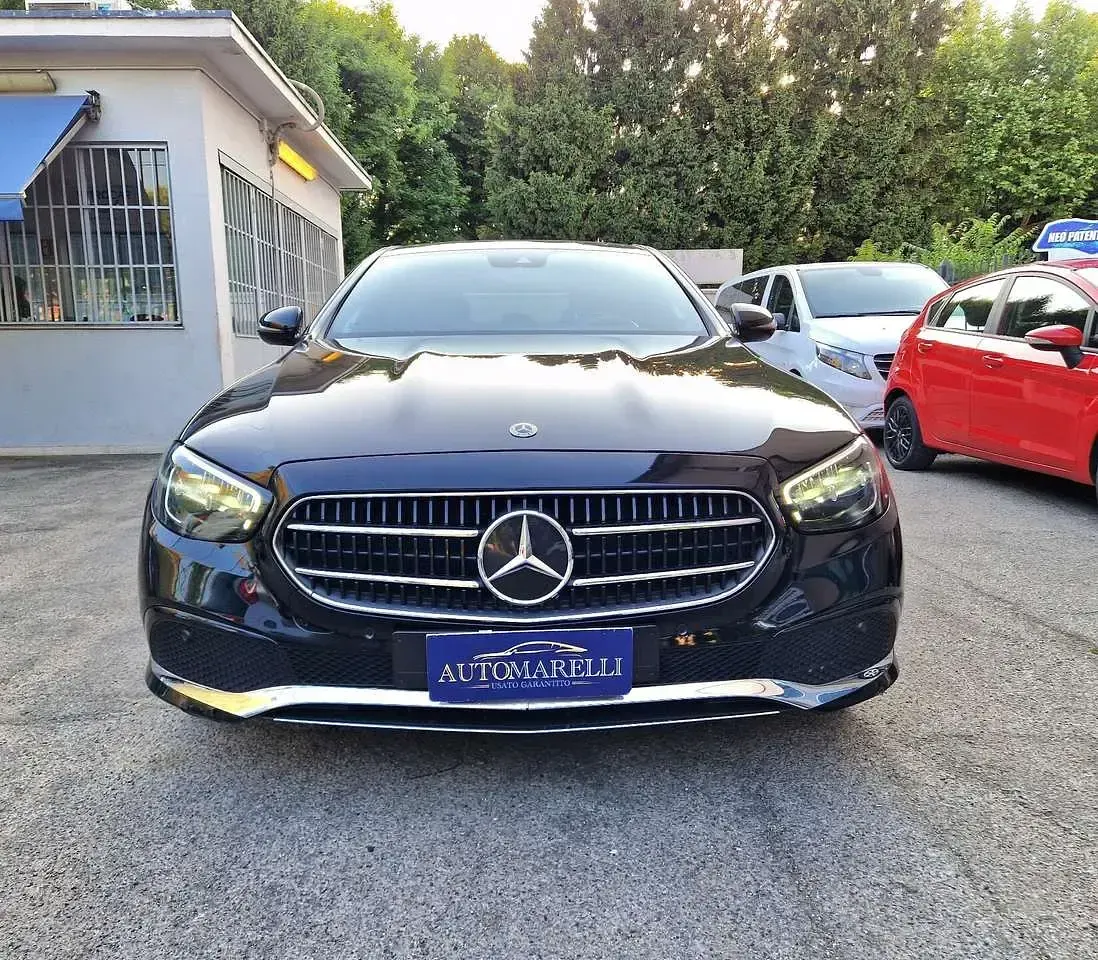 Usata Mercedes E220 Business 200 CV (147 kW) 2022 Nero Berlina