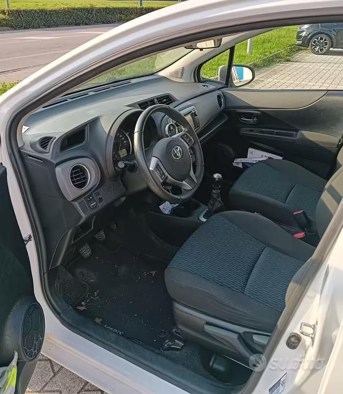 Usata Toyota Yaris 90 CV (66 kW) 2012 Bianco Utilitaria