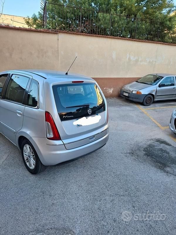 Grigio Usata 2010 Lancia Musa Monovolume | 3900 € (Buon prezzo) - Immagine 1/4
