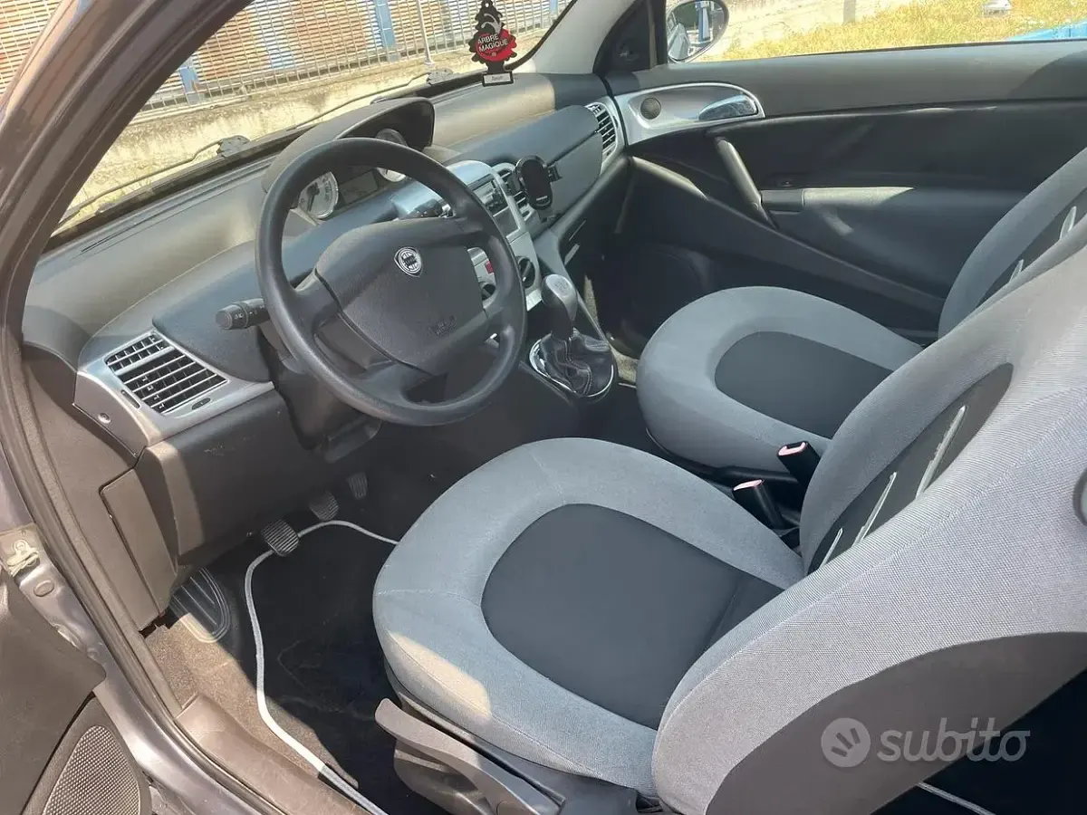 Usata Lancia Ypsilon 75 CV (55 kW) 2007 Bluazzurro Utilitaria