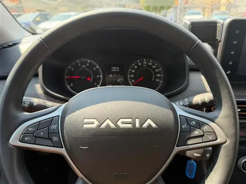 Usata Dacia Sandero Expression 91 CV (66 kW) 2023 Verde scuro Berlina