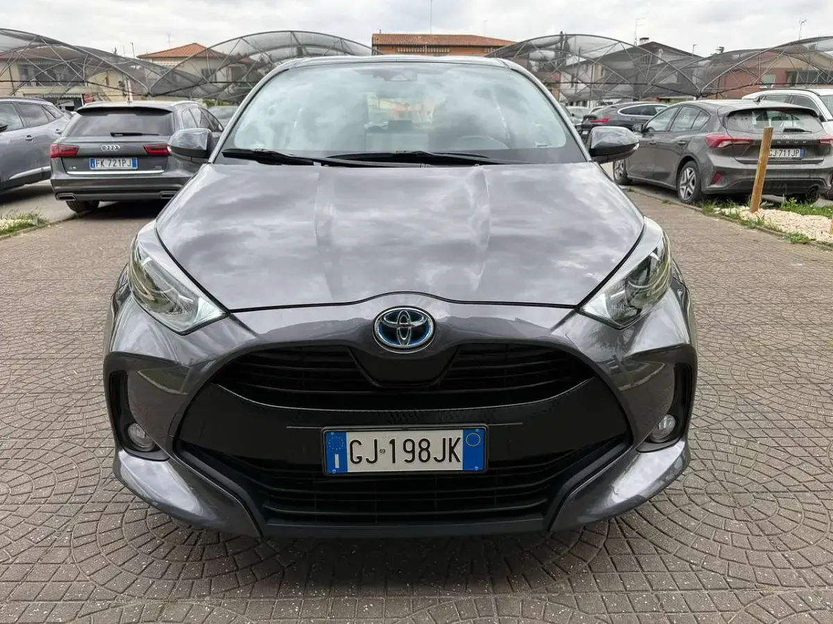 Usata Toyota Yaris Hybrid Active 92 CV (67 kW) 2022 Grigio Berlina
