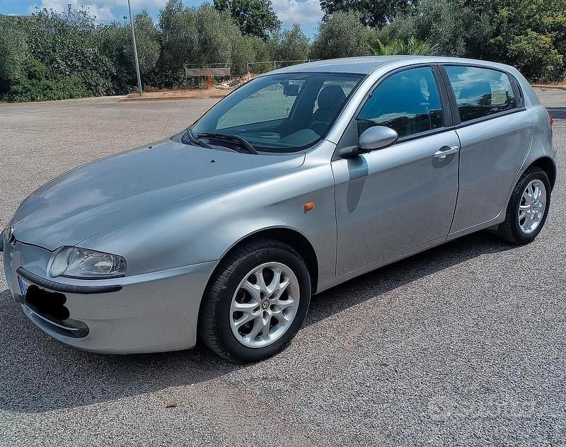Usata Alfa Romeo 147 116 CV (85 kW) 2002 Grigio Utilitaria