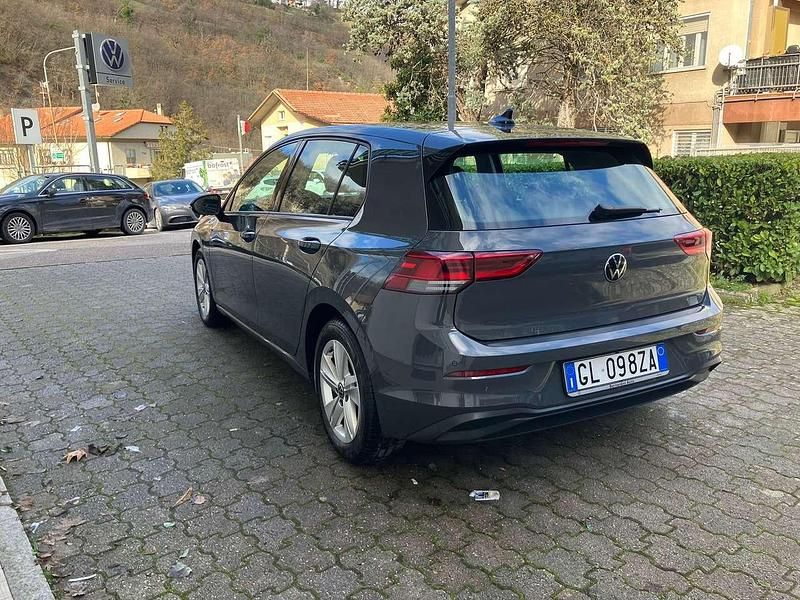 Usata VW Golf VIII Life 110 CV (80 kW) 2022 Dolphin grey Berlina