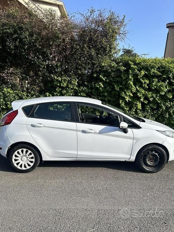 Usata Ford Fiesta 75 CV (55 kW) 2013 Bianco Berlina