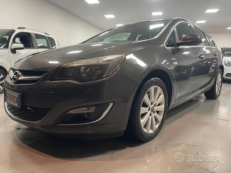 Usata Opel Astra Cosmo 110 CV (80 kW) 2013 Grigio Berlina
